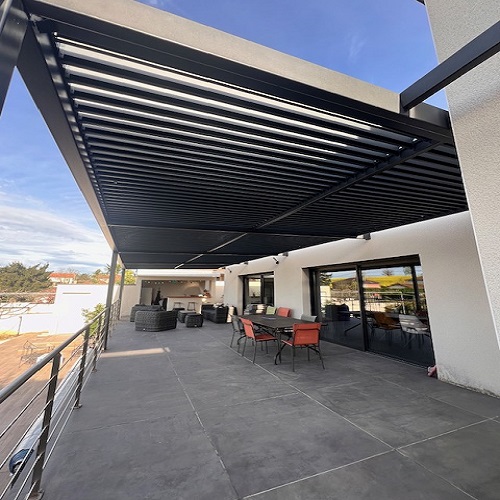La structure en aluminium transformée en une pergola bioclimatique !