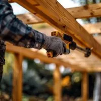 Article thumbnail: Les outils nécessaire à la construction d'une pergola bioclimatique