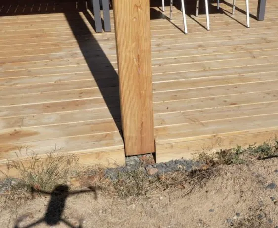 Fixation des poteaux avec une terrasse en bois