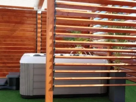 Un abri SPA en lames orientables sur mesure - poteaux 12x12 et connecteurs