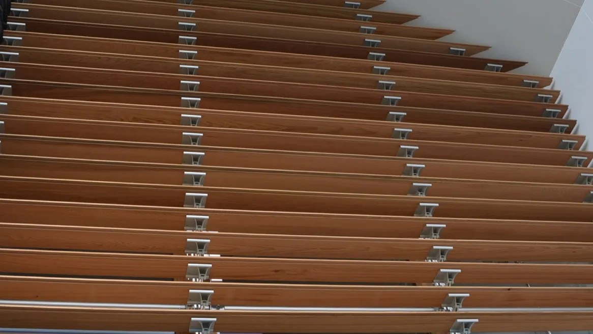 Perspectives de lames de bois en alternance avec des supports métalliques, créant un motif moderne et élégant.