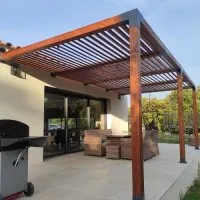Article thumbnail: La pergola bioclimatique de Benjamin - Lames en bois, poteaux bois 12x12 et connecteurs