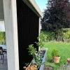 Privacy screen equipped with SUNDIY 20 mm mechanisms and aluminum slats in RAL 9005 color